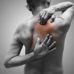 Боль между лопаток