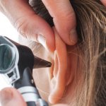 боль в голове за ухом справа