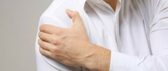 болит плечо