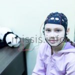 Девочка с шапочкой на голове