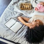 Девушка с болями в животе во время месячных