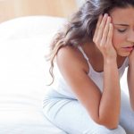 Девушка с головной болью