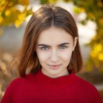 Девушка в красном