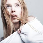 Девушка в простыне