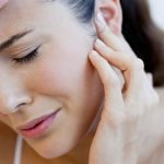 Из-за постоянно шума в ушах повышается чувствительность к звукам