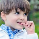 Мальчик молчит