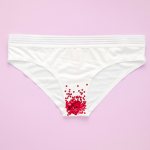 Маски для лица из менструальной крови: вредно или полезно (и зачем?)