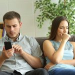 Парень переписывается в телефоне