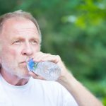 Пить больше надо. Врач-гериатр даёт советы, как пожилым людям пережить жару